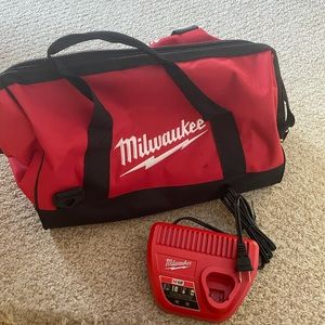 Milwaukee Large tool bag with M12 charger